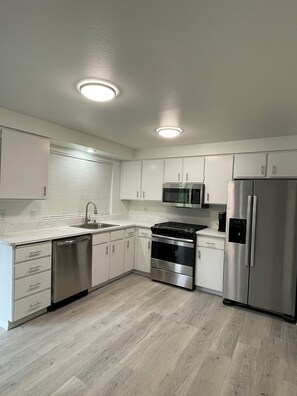 Geladeira, micro-ondas, fogão, cooktop