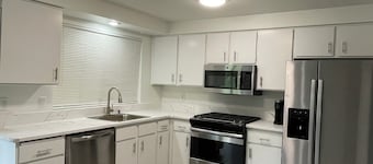 Cozy 3-bedroom 2.5 bath house in Kent, recently renovated + All new furniture