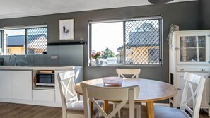 Refrigerador, horno, parrilla de estufa y lavavajillas 