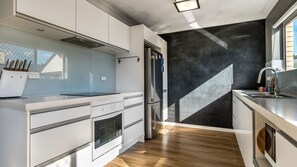 Fridge, oven, stovetop, dishwasher