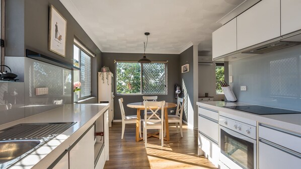Fridge, oven, stovetop, dishwasher