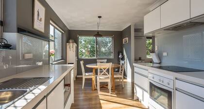 City Fringe Retreat Parkland Views Walk to Everything!