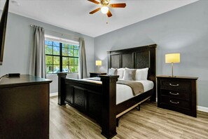 6 bedrooms, desk, iron/ironing board, travel crib