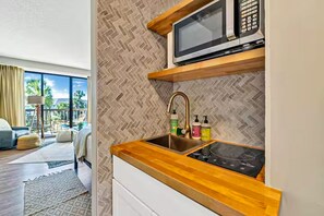 Kühlschrank, Mikrowelle, Herdplatte, Wasserkocher mit Kaffee-/Teezubehör