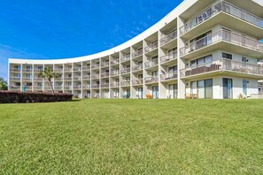 Exterior - Bayfront studio with shared pool, water views, and soundfront beach (Fort Walton Beach)