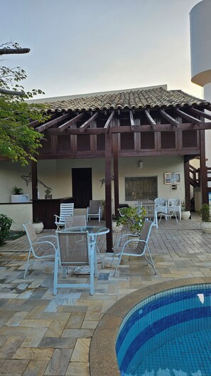 Outdoor dining - Cozy house in a condominium in BÚZIOS - Rio de Janeiro - 3 suites (Vila Luiza Armação dos Búzios)
