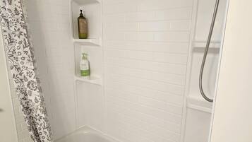 Séchoir à cheveux, serviettes fournies, savon, papier de toilette