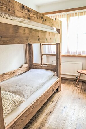 3 bedrooms, desk, internet