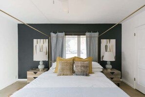 Tabla de planchar con plancha, cuna de viaje, wifi y ropa de cama 