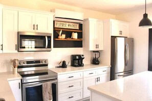 Fridge, microwave, oven, stovetop - The Block on the 17th: 9BR Compound + Pool & Games (Phoenix)