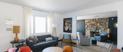 Televisión, chimenea, oficina