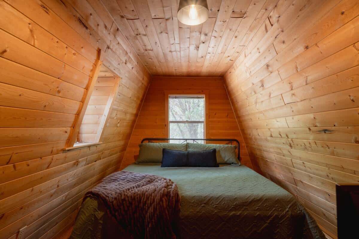 7 bedrooms, travel cot, WiFi, bed sheets
