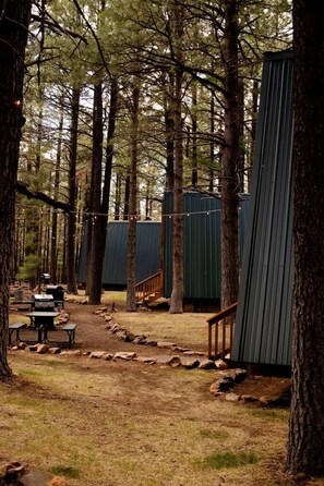 Outdoor dining - The Lodges | 3 Cabins (Forest Lakes)