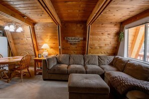 TV, fireplace - The Lookout at Forest Lakes (Forest Lakes)