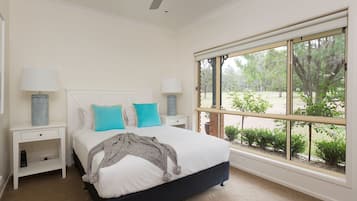 6 bedrooms, desk, iron/ironing board, travel crib