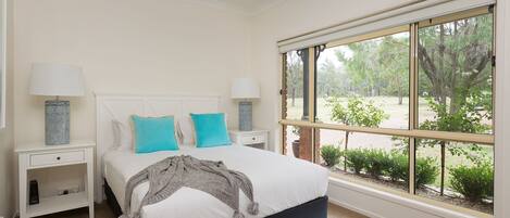 6 bedrooms, desk, iron/ironing board, travel cot
