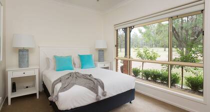 Amelia-Rose Estate: Lovedale 6-bdr retreat with pool & fireplace—Memories await!