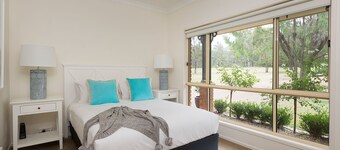 Amelia-Rose Estate: Lovedale 6-bdr retreat with pool & fireplace—Memories await!