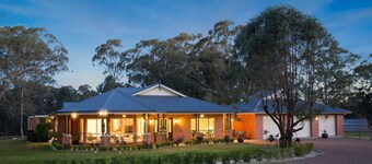 Amelia-Rose Estate: Lovedale 6-bdr retreat with pool & fireplace—Memories await!