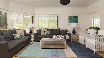 Smart-TV, peis, bordtennis og bøker