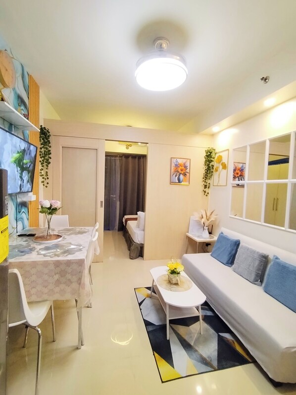 Living area - Comfystay at Sea Residences Tower C (Pasay City)