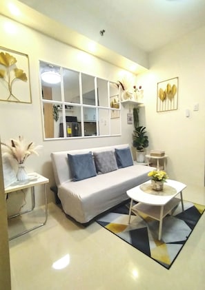Living area - Comfystay at Sea Residences Tower C (Pasay City)
