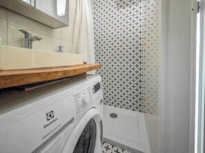 Douche, sèche-cheveux, serviettes fournies