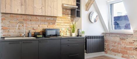 Réfrigérateur, micro-ondes, plaque de cuisson