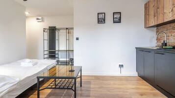 Iron/ironing board, WiFi, bed sheets