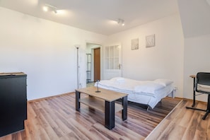 Iron/ironing board, WiFi, bed sheets