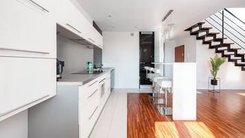 Fridge, oven, stovetop, dishwasher