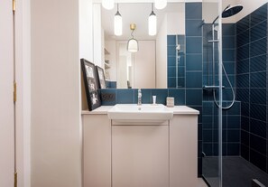 Dusche, Haartrockner, Handtücher