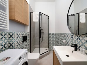 Douche, sèche-cheveux, serviettes fournies