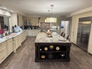 Microwave, oven, stovetop, dishwasher - Your private CA retreat in Glendora perfect for families, groups, or getaways! (Glendora)