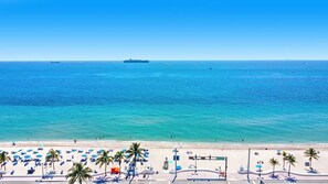 Beach nearby - Tiffany Topaz: Rooftop Pool, Gym, Walk to Beach (Fort Lauderdale)