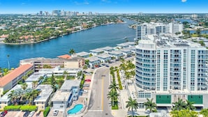 A high-rise hotel with a pool, located near a waterfront with a marina. - FTL Tiffany Topaz: 7th FL, Rooftop Pool, Gym, Walk to Beach (Fort Lauderdale)