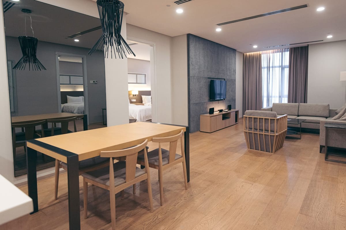 行政公寓, 2 间卧室 | 办公桌、笔记本电脑工作区、遮光窗帘、熨斗/熨板