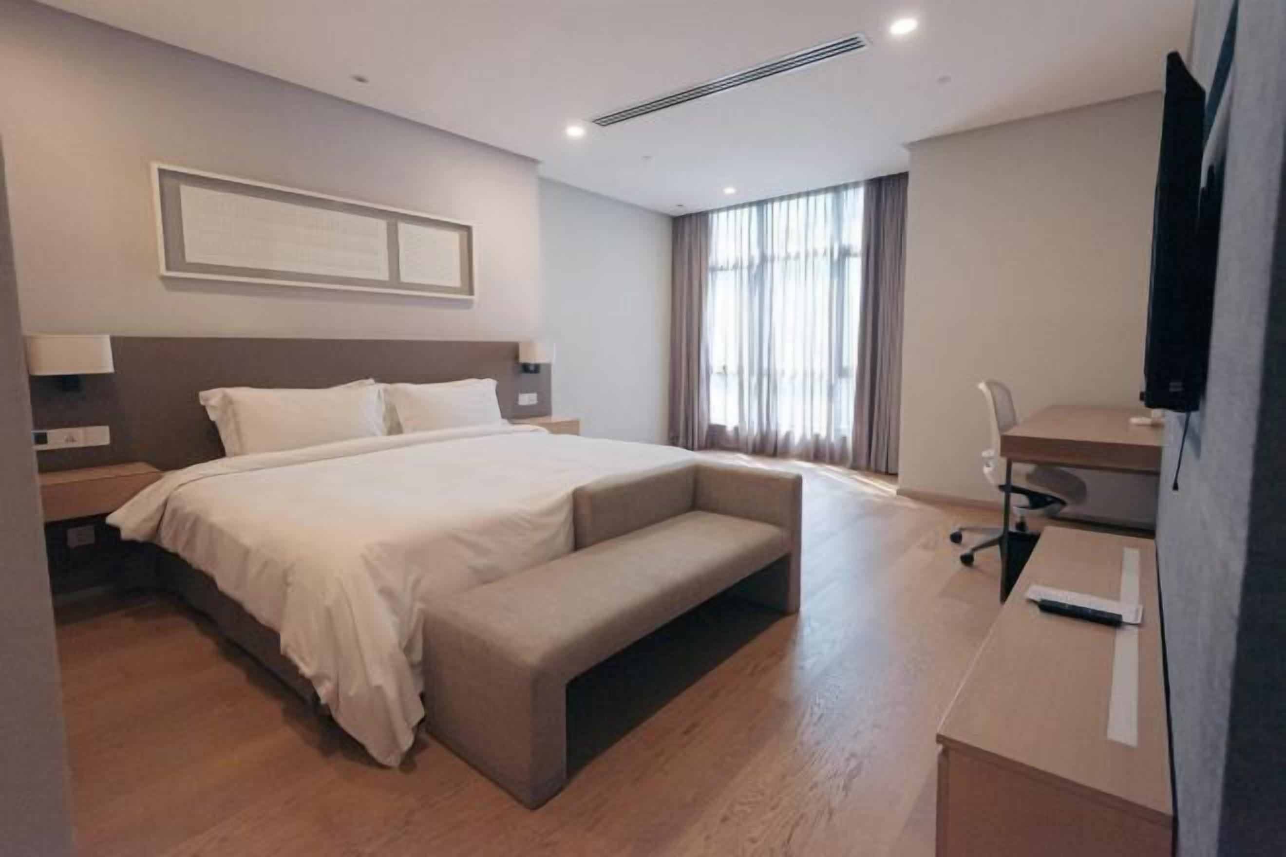 Meja kerja, ruang kerja ramah laptop, dan tirai kedap cahaya