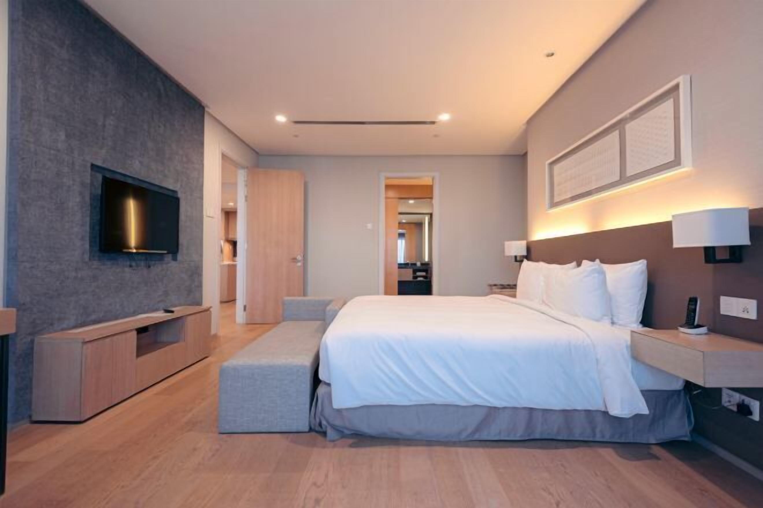 Meja kerja, ruang kerja ramah laptop, dan tirai kedap cahaya