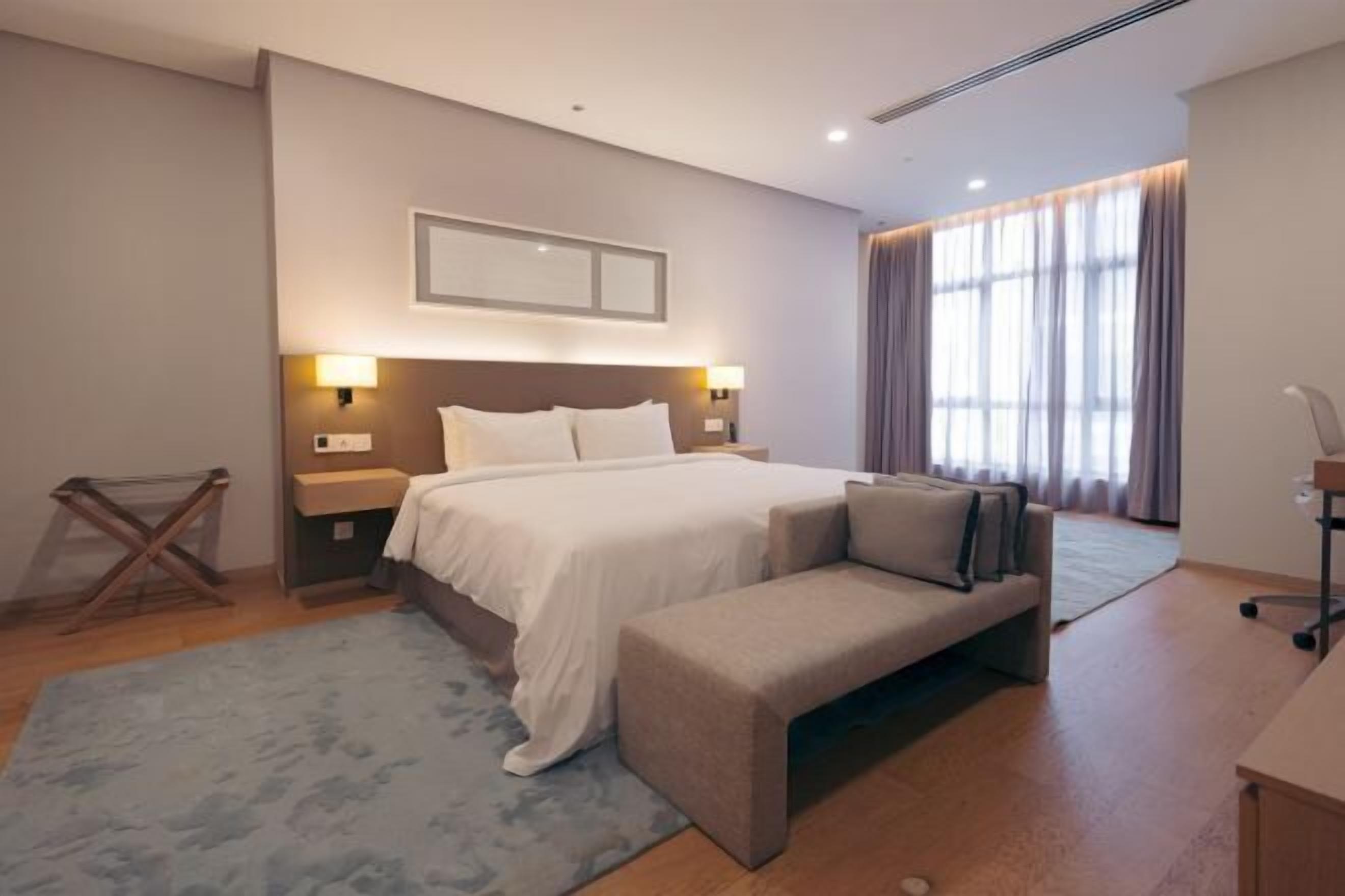 Meja kerja, ruang kerja ramah laptop, dan tirai kedap cahaya