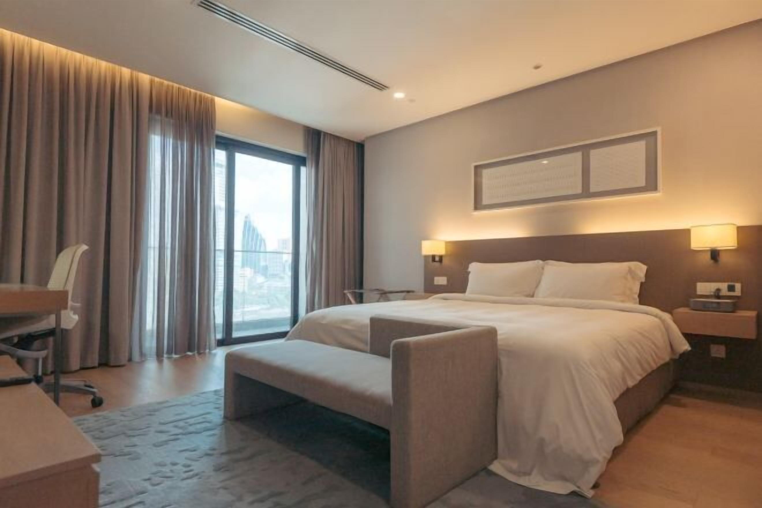 Meja kerja, ruang kerja ramah laptop, dan tirai kedap cahaya