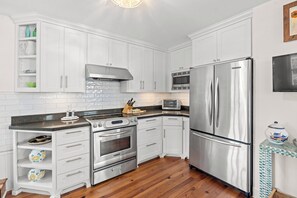 Microondas, horno, parrilla de estufa y lavavajillas 