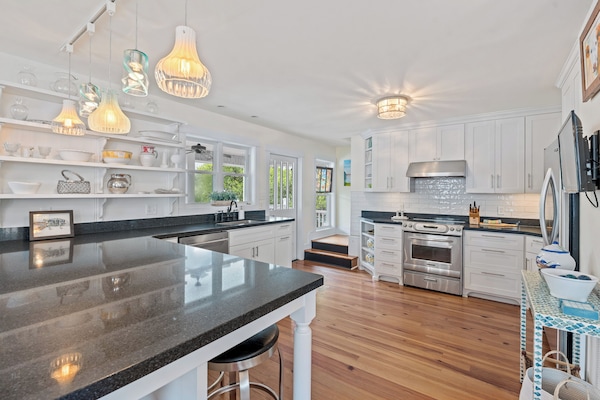 Microondas, horno, parrilla de estufa y lavavajillas