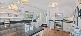 Charming family cottage in the heart of Wrightsville Beach w/ wrapping porch