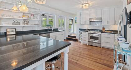 Charming family cottage in the heart of Wrightsville Beach w/ wrapping porch