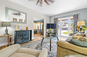 TV, offices - Cozy 2BR Snowbird Home Near Wilton Manors (Fort Lauderdale)