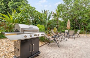 Outdoor dining - Cozy 2BR Snowbird Home Near Wilton Manors (Fort Lauderdale)