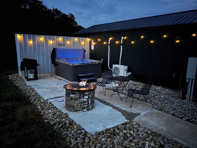 Sunset Cabin-Couple's only Hot Tub Getaway