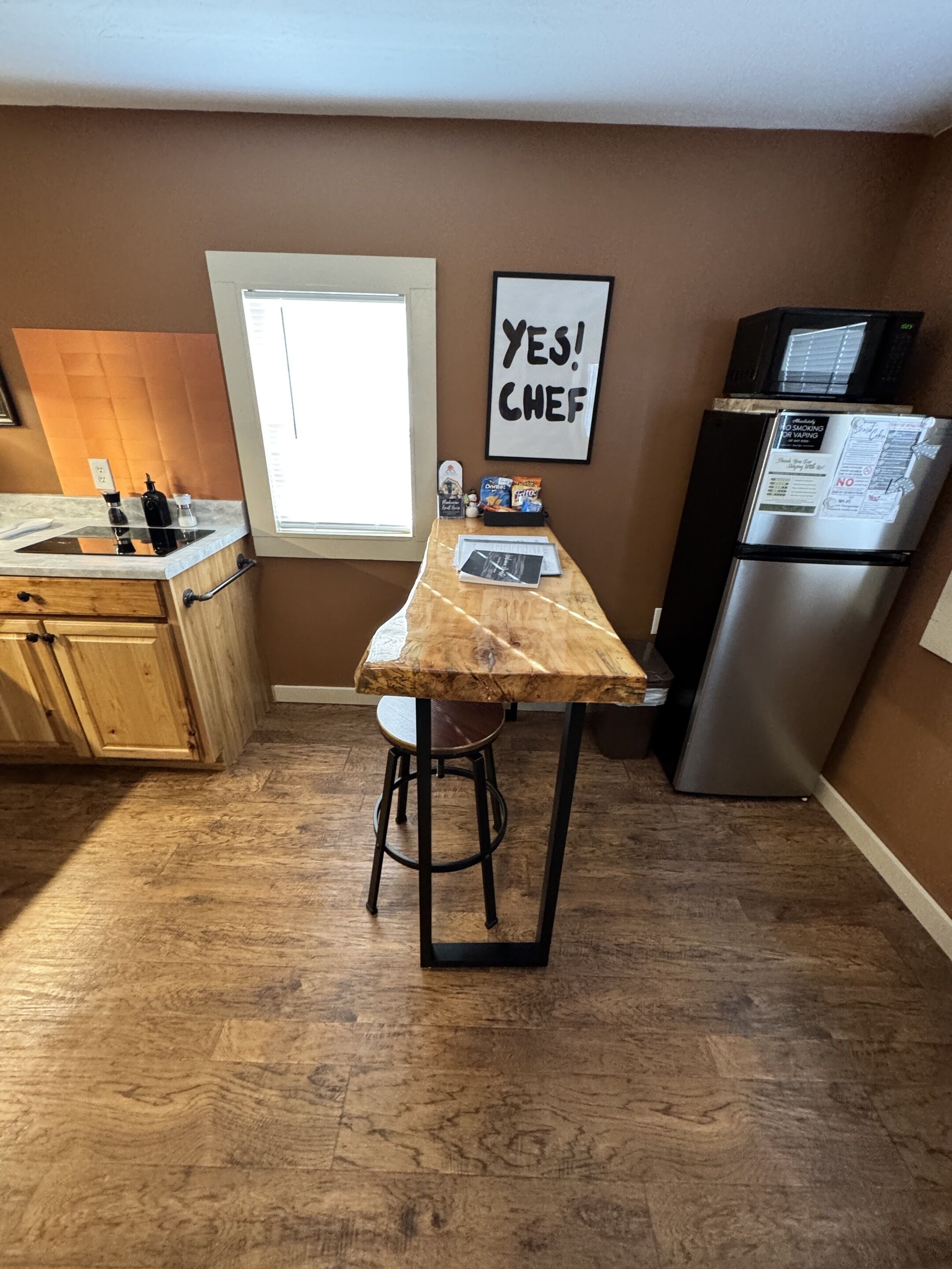 Coffee/tea maker, fridge, microwave, stovetop
