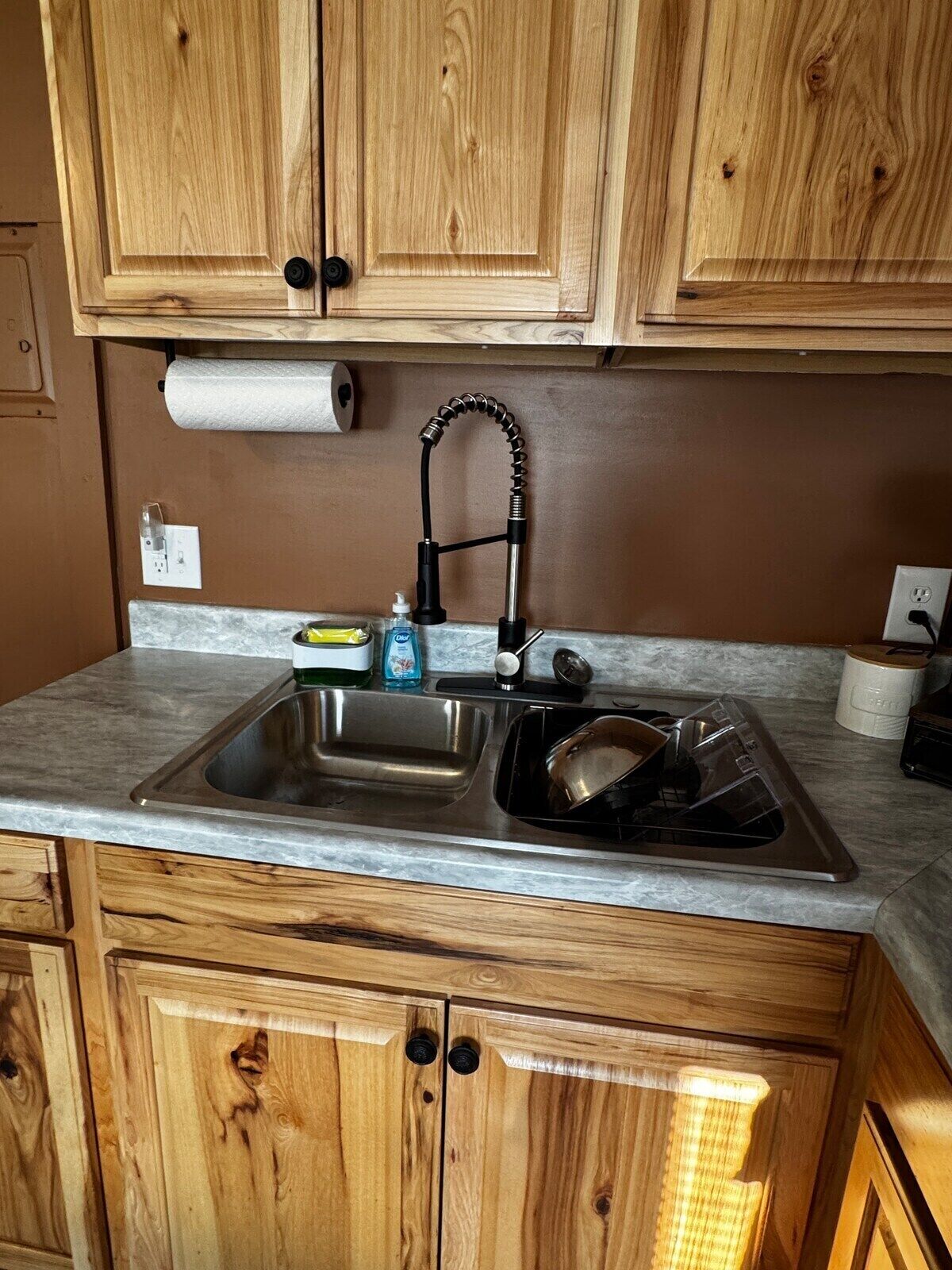 Frigorífico, microondas, placa de cocina y cafetera o tetera